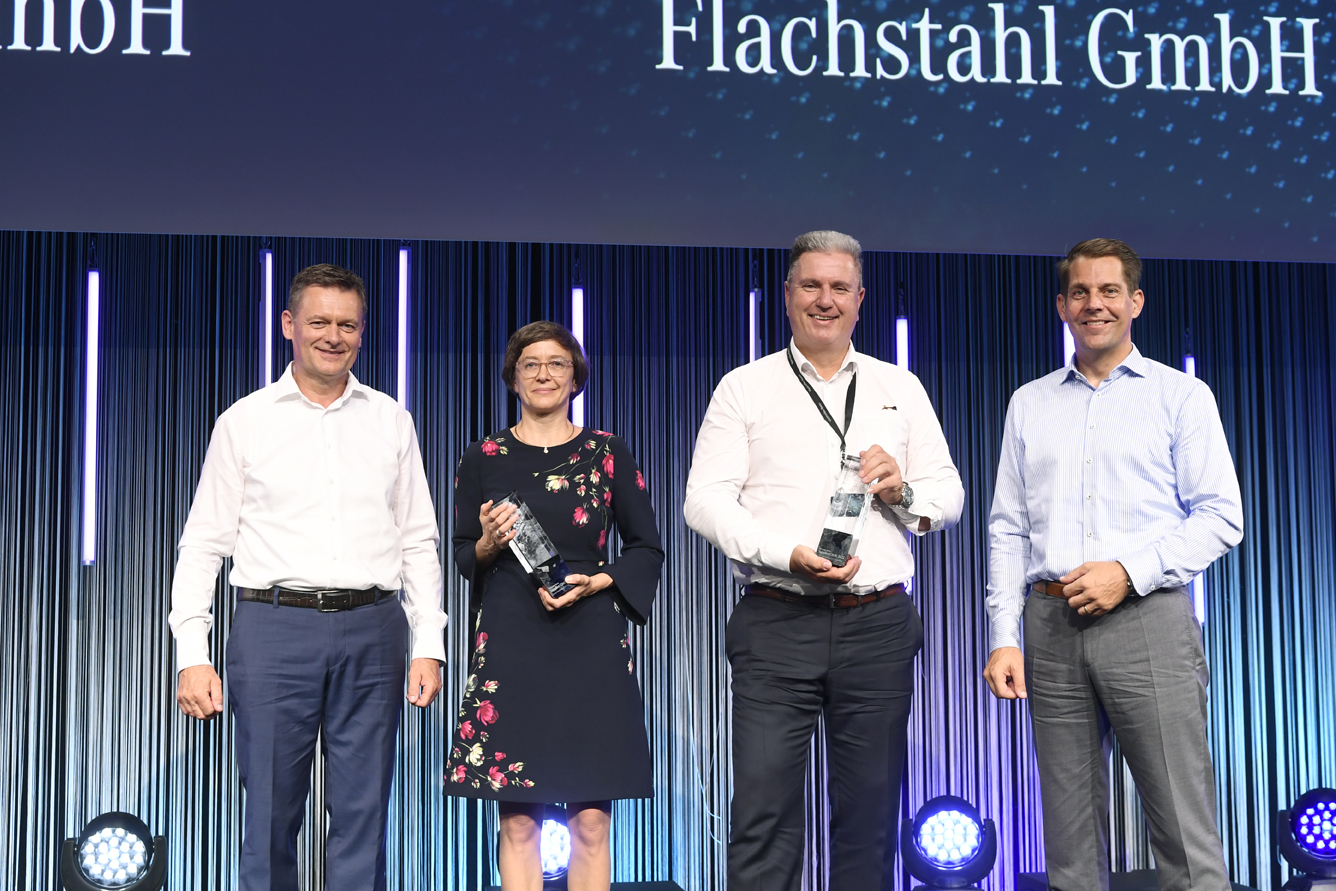 Vertreter und stolze Gewinner der BayWa r.e. Power Solutions GmbH (IPS) & Salzgitter Flachstahl GmbH (MP) nehmen die Lieferantenauszeichnung in Empfang.
